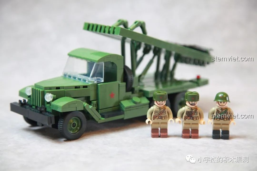 Một bộ lắp ráp xe tăng màu xanh lá của QUANGUAN với các minifigure.