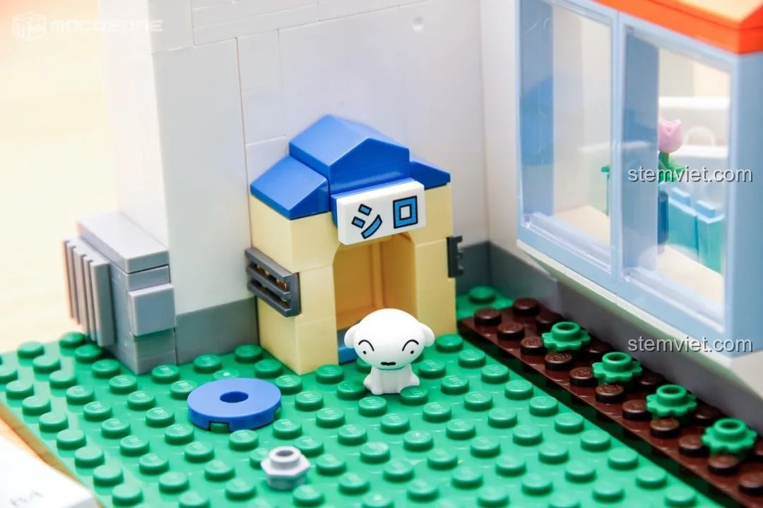 Chiếc chuồng chó của Bạch Tuyết được lắp ráp chi tiết bên cạnh ngôi nhà, một phần không thể thiếu của bộ K20612.