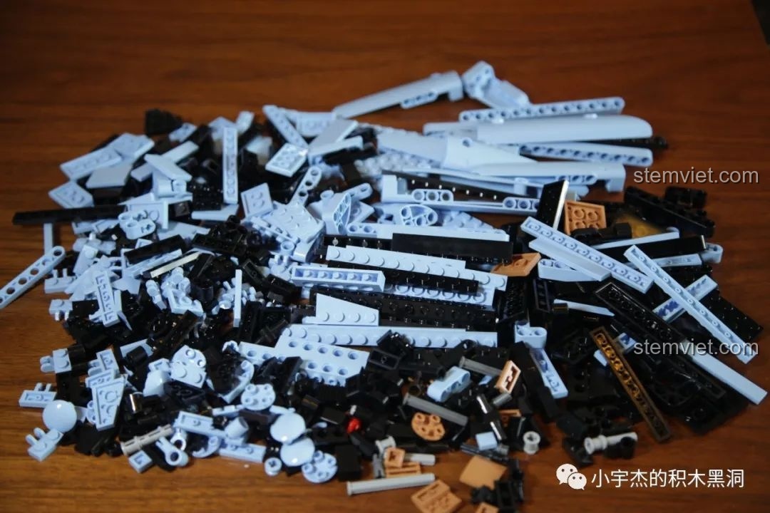 Cận cảnh bánh xe mạ điện và vòm bánh xe của Mould King 13056 Lamborghini Hyper, cho thấy độ chính xác.