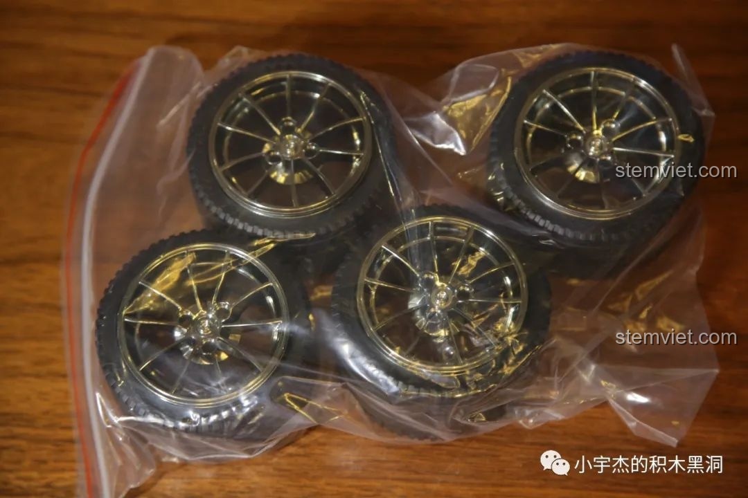 Bốn bánh xe và lốp của Mould King 13056 Lamborghini Hyper được đóng gói riêng biệt trong túi zip, bảo vệ lớp mạ điện.