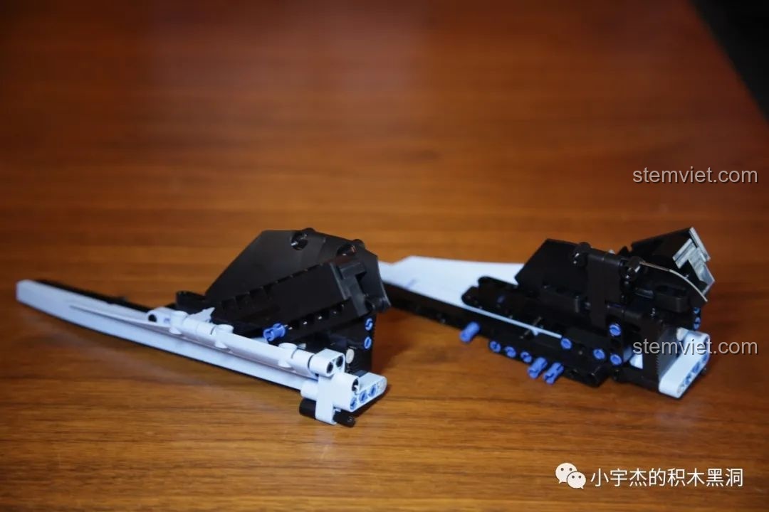 Bốn bánh xe và lốp của Mould King 13056 Lamborghini Hyper được đóng gói riêng biệt trong túi zip, bảo vệ lớp mạ điện.