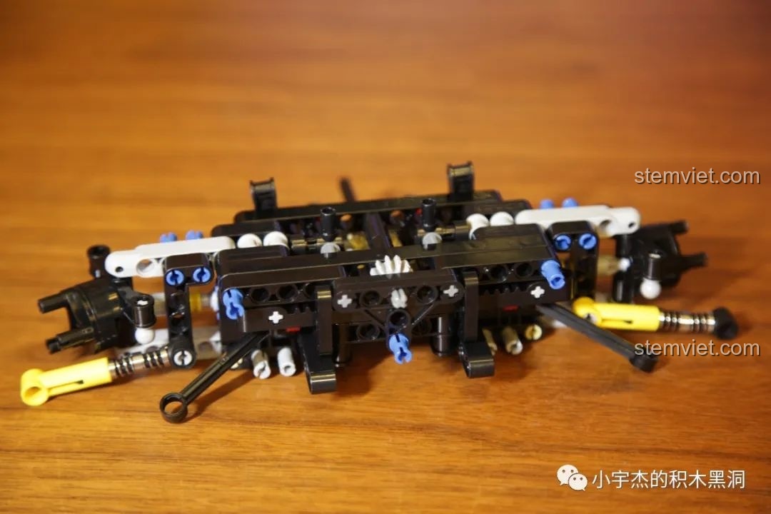 Các mảnh ghép hình hộp chữ nhật của Mould King 13056 Lamborghini Hyper được sử dụng để tạo cấu trúc chắc chắn.