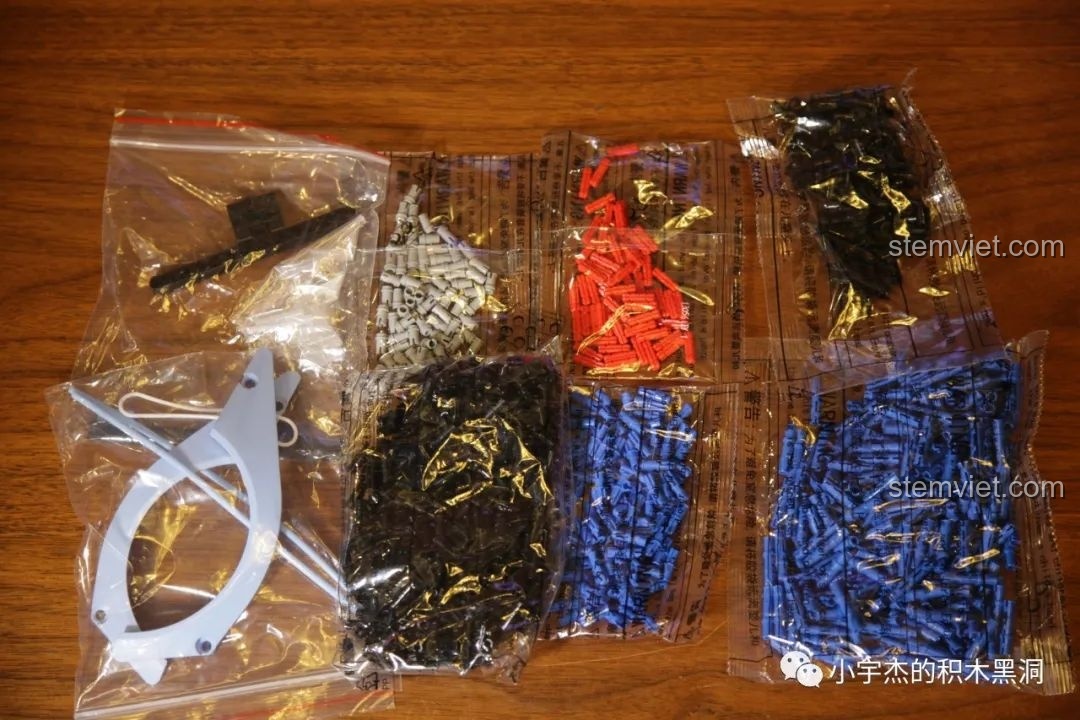 Các chi tiết đặc biệt của Mould King 13056 Lamborghini Hyper: thanh phát sáng, ống mềm và các mảnh ghép độc đáo.