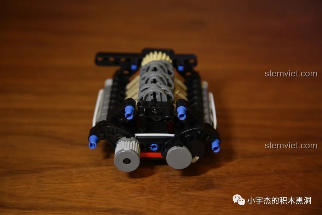 Cận cảnh các chi tiết cửa và cánh gió sau khi lắp ráp của Mould King 13056 Lamborghini Hyper.