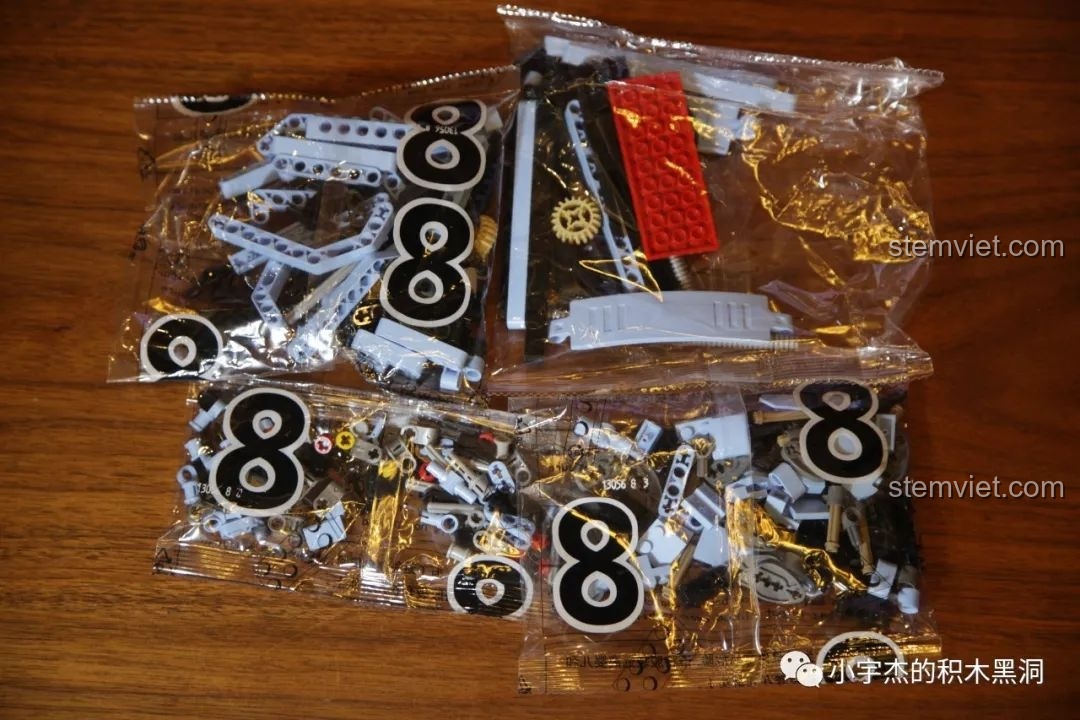 Hai ghế ngồi sau khi hoàn thành của Mould King 13056 Lamborghini Hyper, sẵn sàng lắp vào khoang lái.