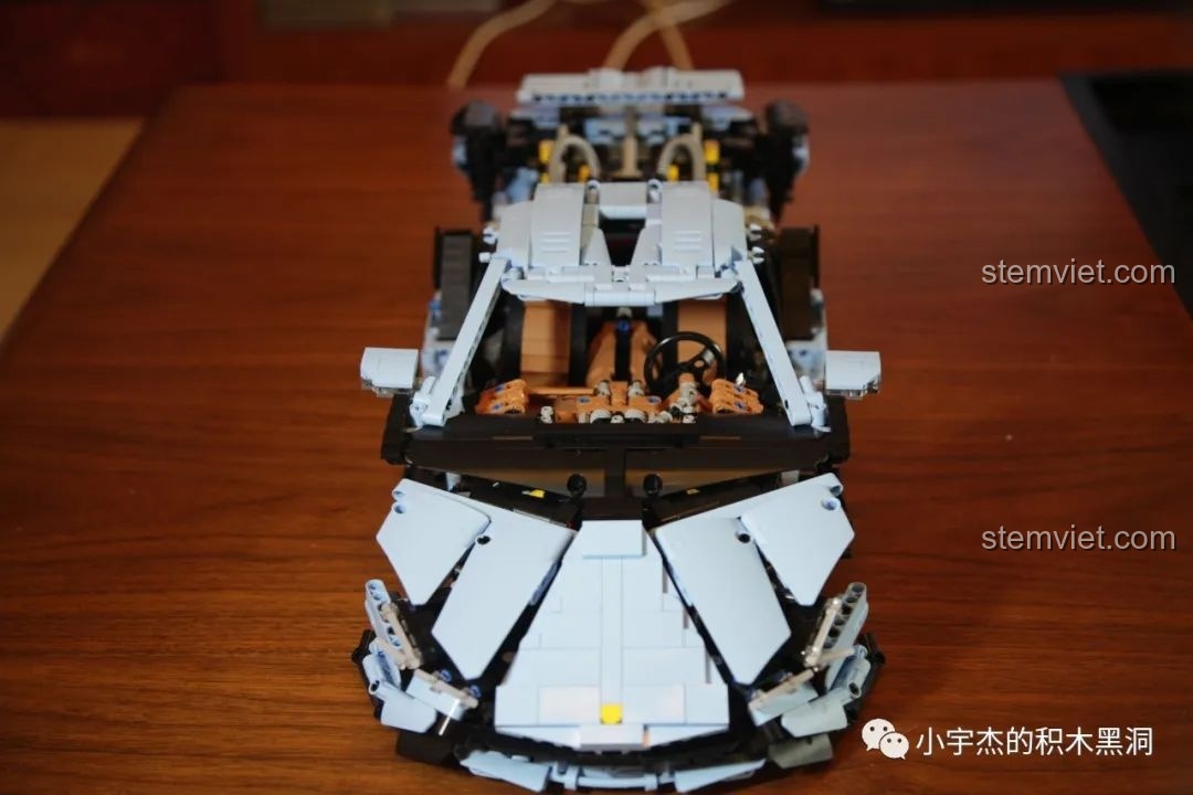 Siêu xe Lamborghini Hyper Mould King 13056 sau khi hoàn thành, đặt cạnh các bánh xe chờ lắp.