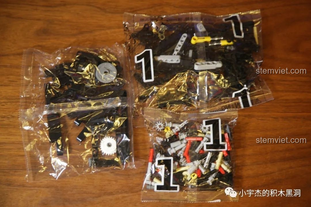 Hướng dẫn lắp ráp chi tiết trong sách của Mould King 13056 Lamborghini Hyper, minh họa rõ ràng từng bước.