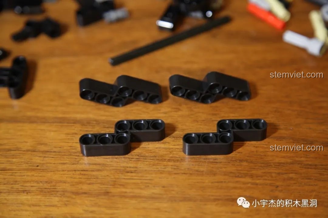 Góc nhìn khác của phần khung gầm Mould King 13056 Lamborghini Hyper, cho thấy các chi tiết kết nối chặt chẽ.