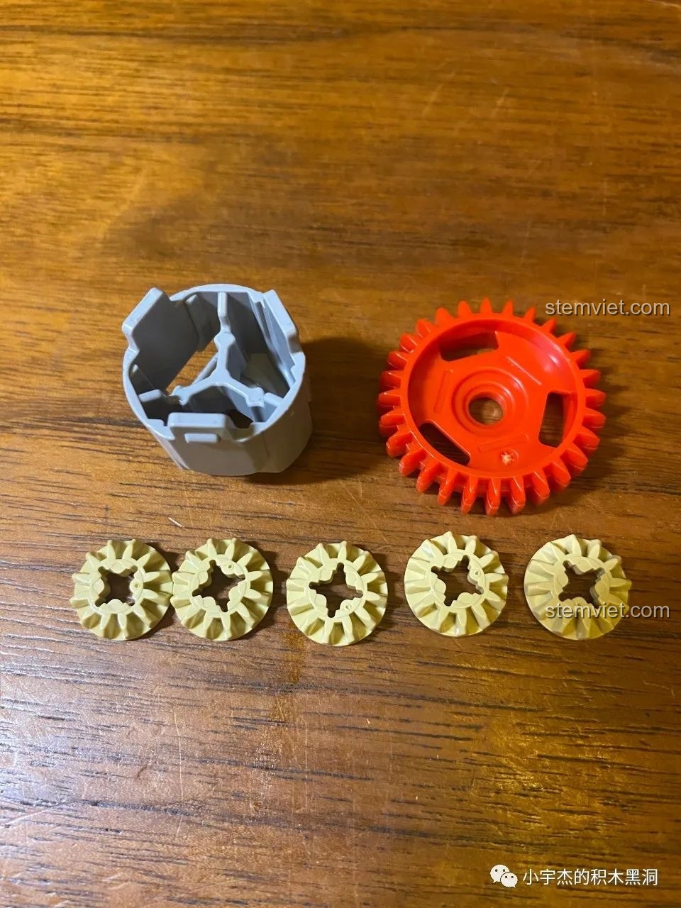 Phần khung gầm và hệ thống truyền động của Mould King 13056 Lamborghini Hyper dần được lắp ráp.