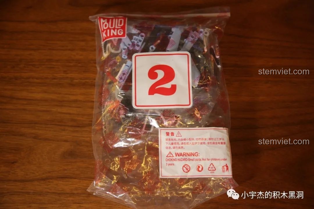 Toàn bộ mảnh ghép của túi số 2 của Mould King 13056 Lamborghini Hyper sau khi đổ ra, sẵn sàng lắp ráp ngoại thất.