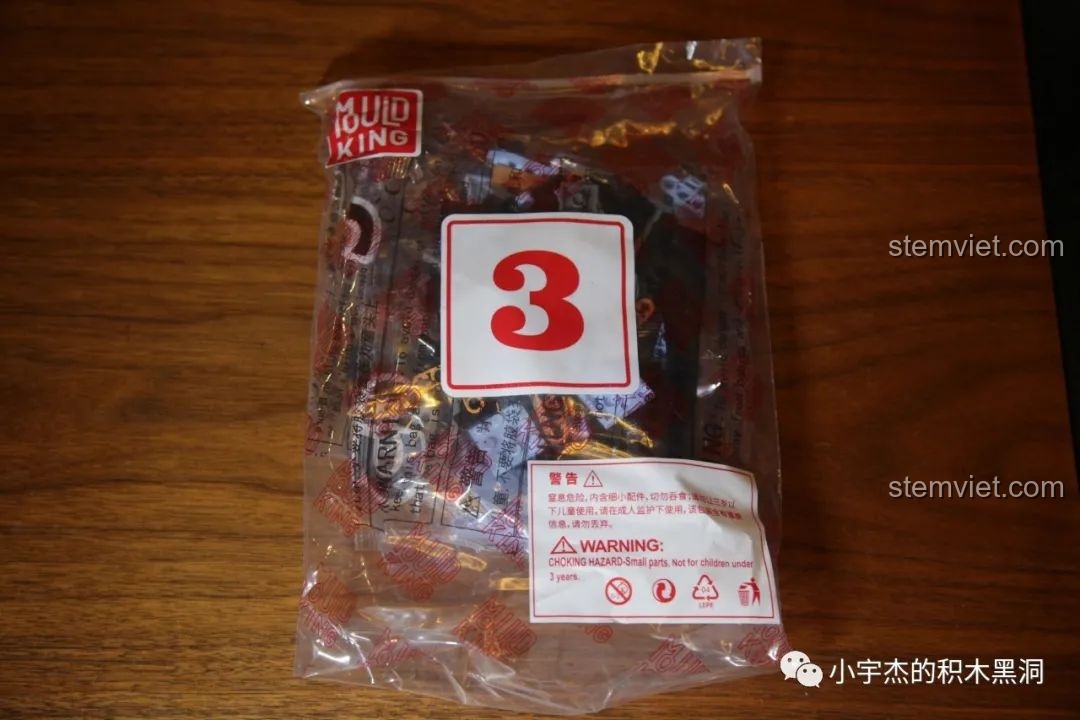 Toàn bộ mảnh ghép của túi số 3 của Mould King 13056 Lamborghini Hyper sau khi đổ ra, sẵn sàng lắp ráp ngoại thất.