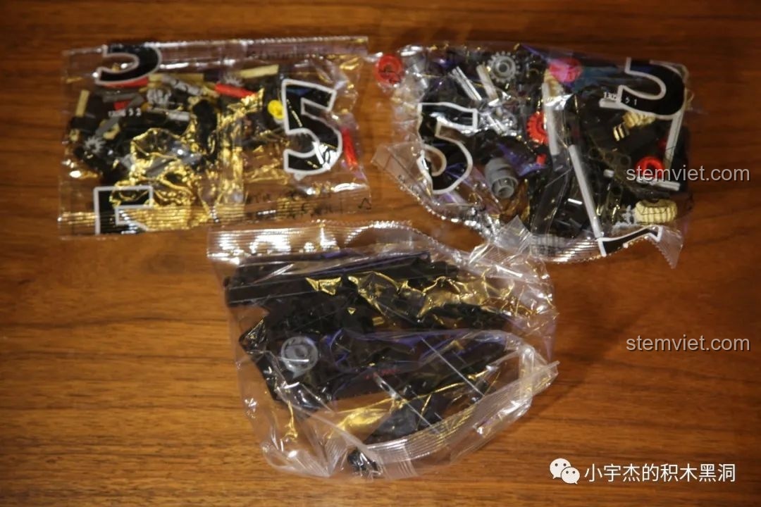 Toàn bộ mảnh ghép của túi số 6 của Mould King 13056 Lamborghini Hyper sau khi đổ ra, sẵn sàng lắp ráp ngoại thất.