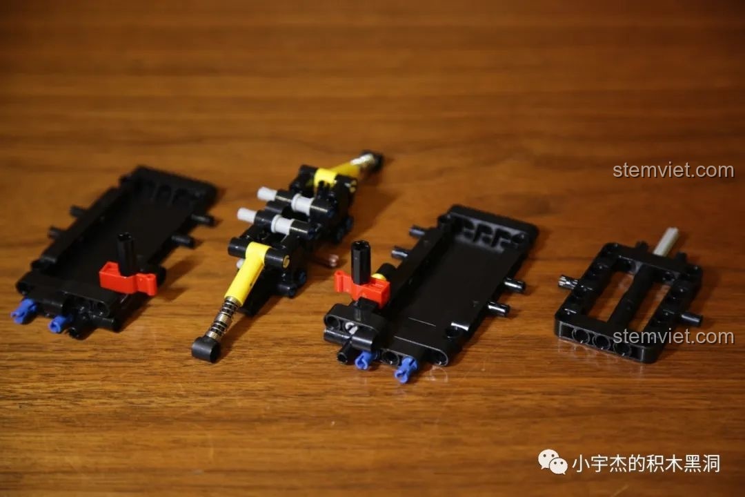 Toàn bộ mảnh ghép của túi số 9 của Mould King 13056 Lamborghini Hyper sau khi đổ ra, sẵn sàng lắp ráp ngoại thất.