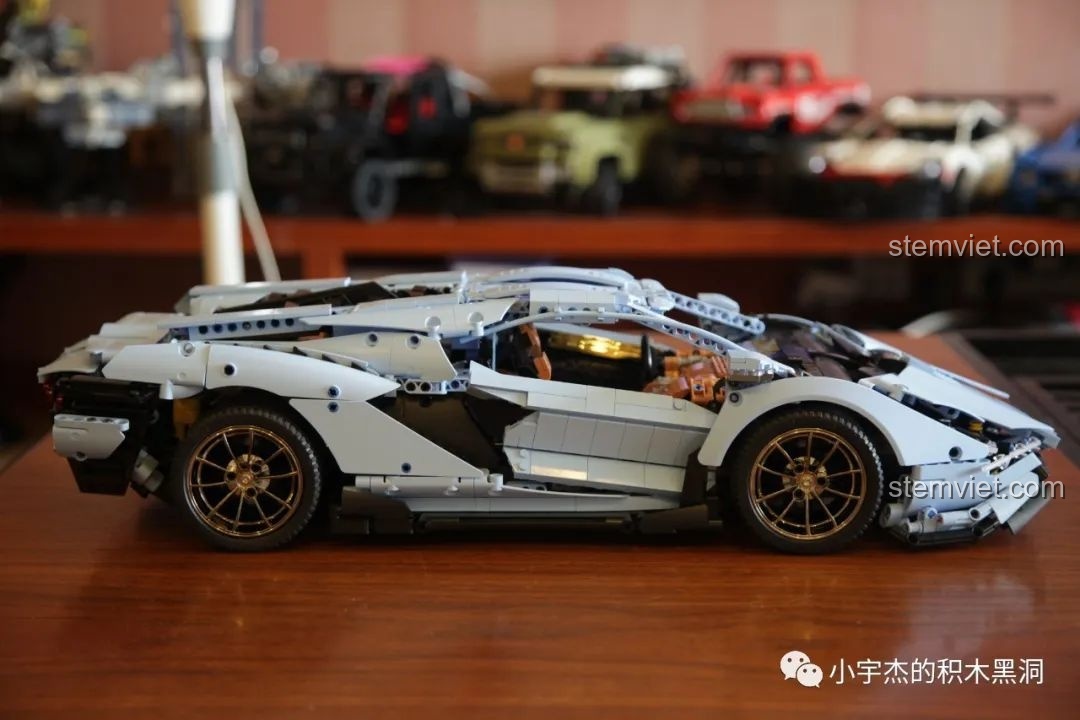 Hình ảnh phiên bản màu xanh lá của Mould King 13056 Lamborghini Hyper, cho thấy sự đa dạng về lựa chọn màu sắc.