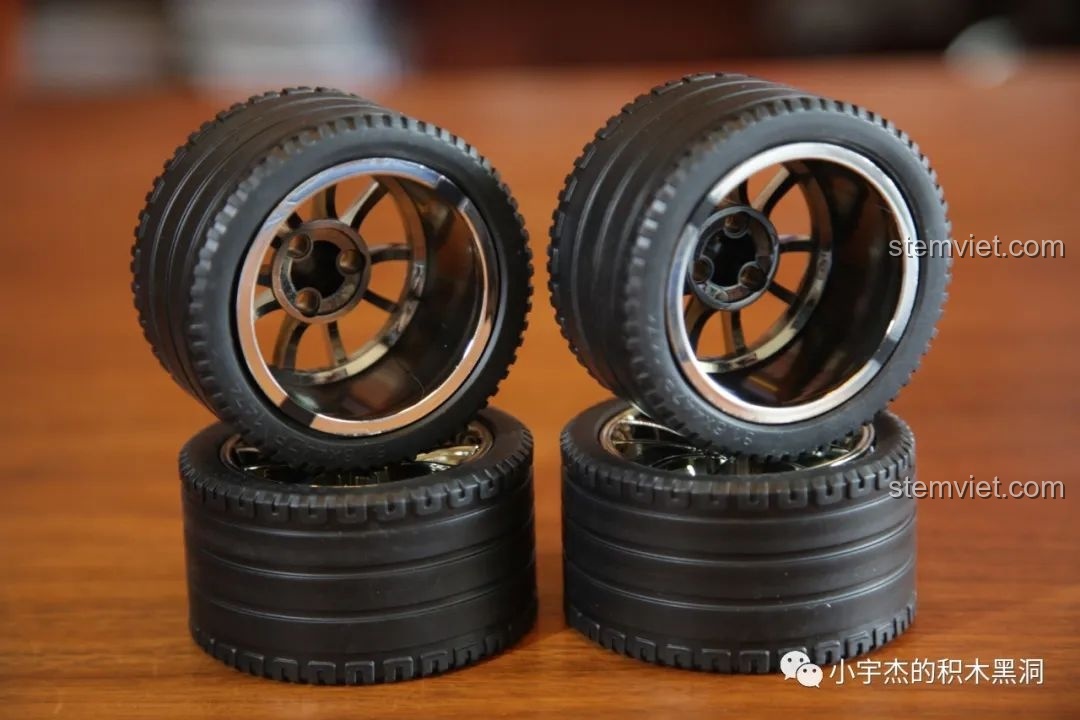 Siêu xe Lamborghini Hyper Mould King 13056 nhìn từ phía sau, khoe trọn vẻ đẹp mạnh mẽ và hầm hố.