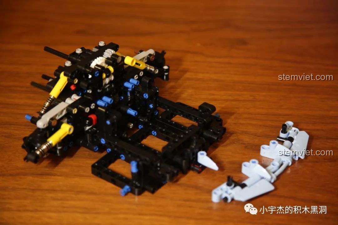 Phần thân xe và các chi tiết khí động học của Mould King 13056 Lamborghini Hyper được lắp ráp hoàn chỉnh.