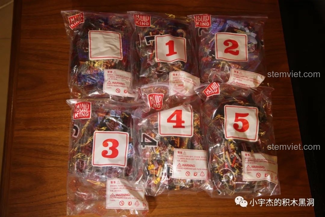 Túi không số chứa các mảnh ghép chung của Mould King 13056 Lamborghini Hyper, bao gồm chốt, trục và các chi tiết nhỏ.