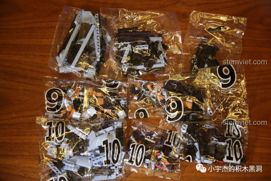 Các túi nhỏ hơn bên trong túi số 11 của Mould King 13056 Lamborghini Hyper, giúp phân loại mảnh ghép chi tiết.