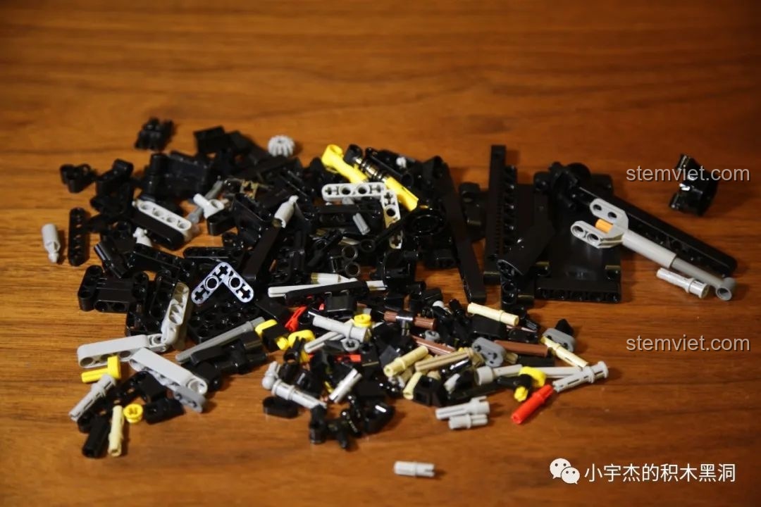 Túi linh kiện số 8 của Mould King 13056 Lamborghini Hyper, chứa các mảnh ghép cho phần thân xe và ngoại thất.