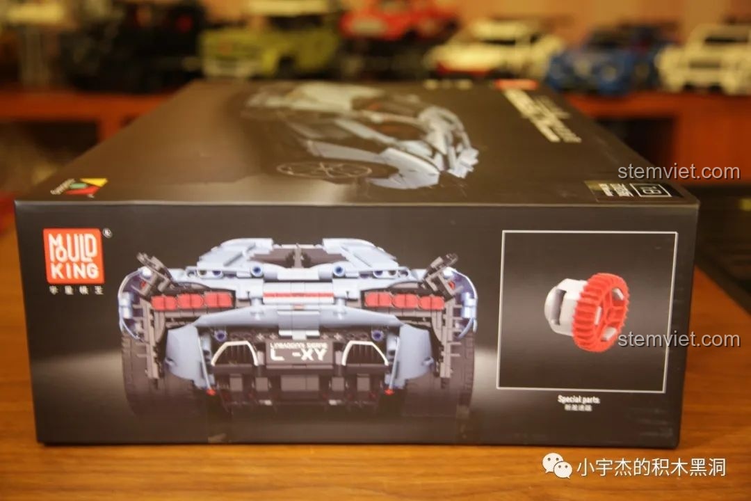 Mặt sau hộp đồ chơi lắp ráp Mould King 13056 Lamborghini Hyper, hiển thị đuôi xe và chi tiết bộ vi sai mới.