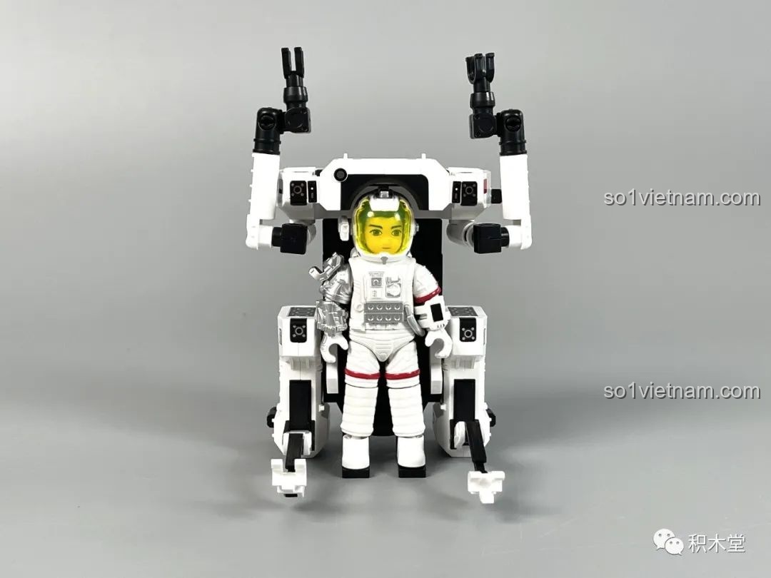 Mô hình MMU với cánh tay robot và phi hành gia đang đứng, cánh tay chụp từ bộ布鲁可 Lưu Lạc Địa Cầu 2