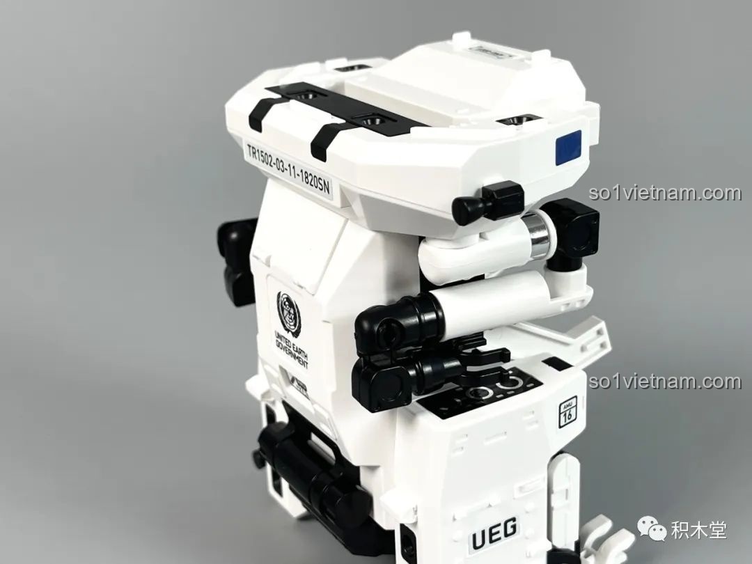Mô hình MMU với cánh tay robot và phi hành gia đang đứng, cánh tay chụp từ bộ布鲁可 Lưu Lạc Địa Cầu 2