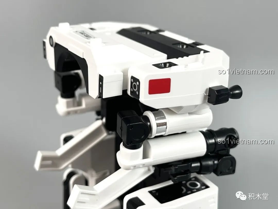 Mô hình MMU với cánh tay robot và phi hành gia đang đứng, cánh tay chụp từ bộ布鲁可 Lưu Lạc Địa Cầu 2