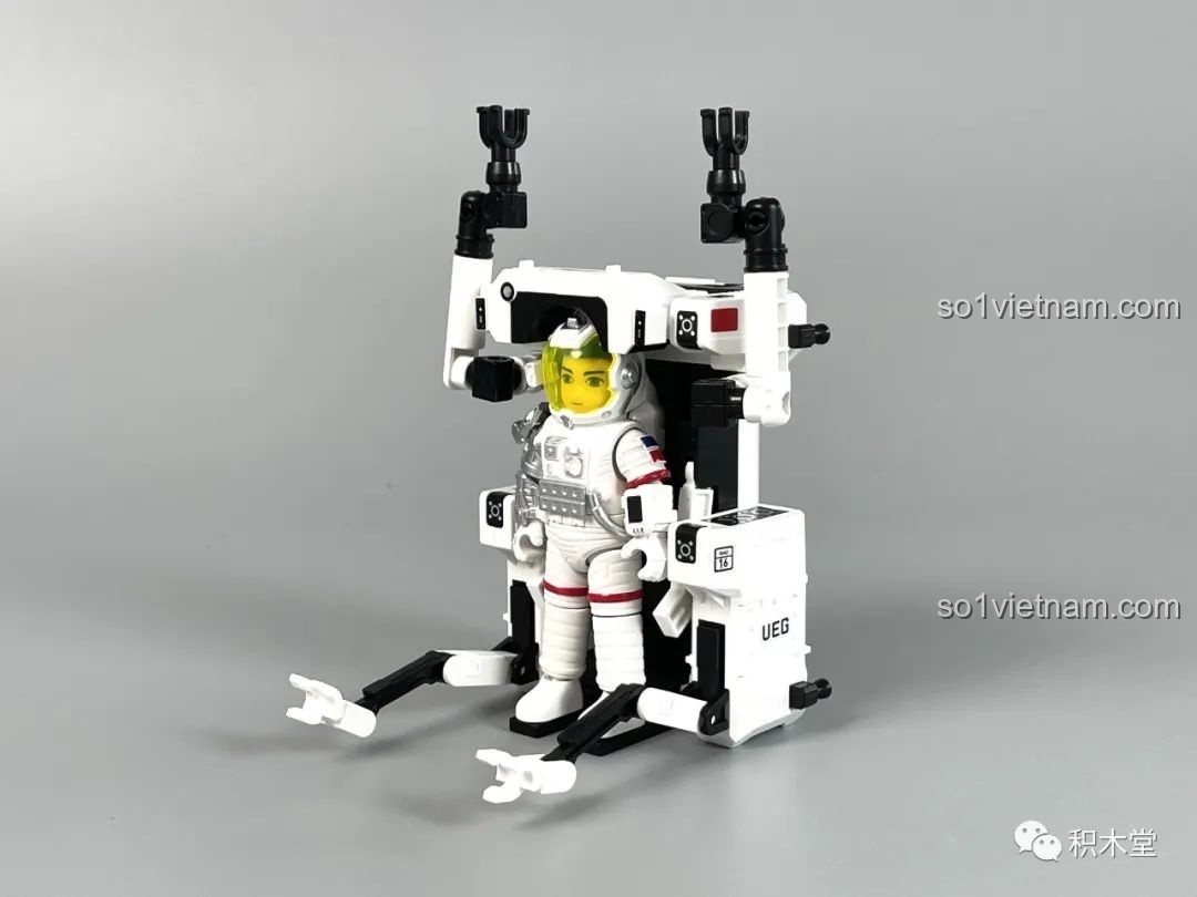 Mô hình MMU với cánh tay robot và phi hành gia đang ngồi, cánh tay chụp từ bộ布鲁可 Lưu Lạc Địa Cầu 2
