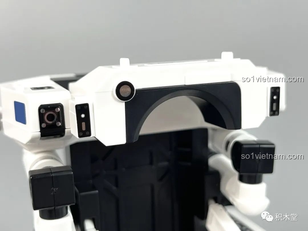 Mô hình MMU với cánh tay robot và phi hành gia đang ngồi, cánh tay chụp từ bộ布鲁可 Lưu Lạc Địa Cầu 2