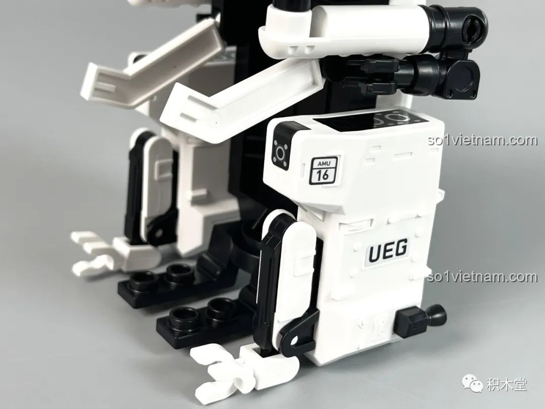 Mô hình MMU với cánh tay robot và phi hành gia đang ngồi, cánh tay chụp từ bộ布鲁可 Lưu Lạc Địa Cầu 2