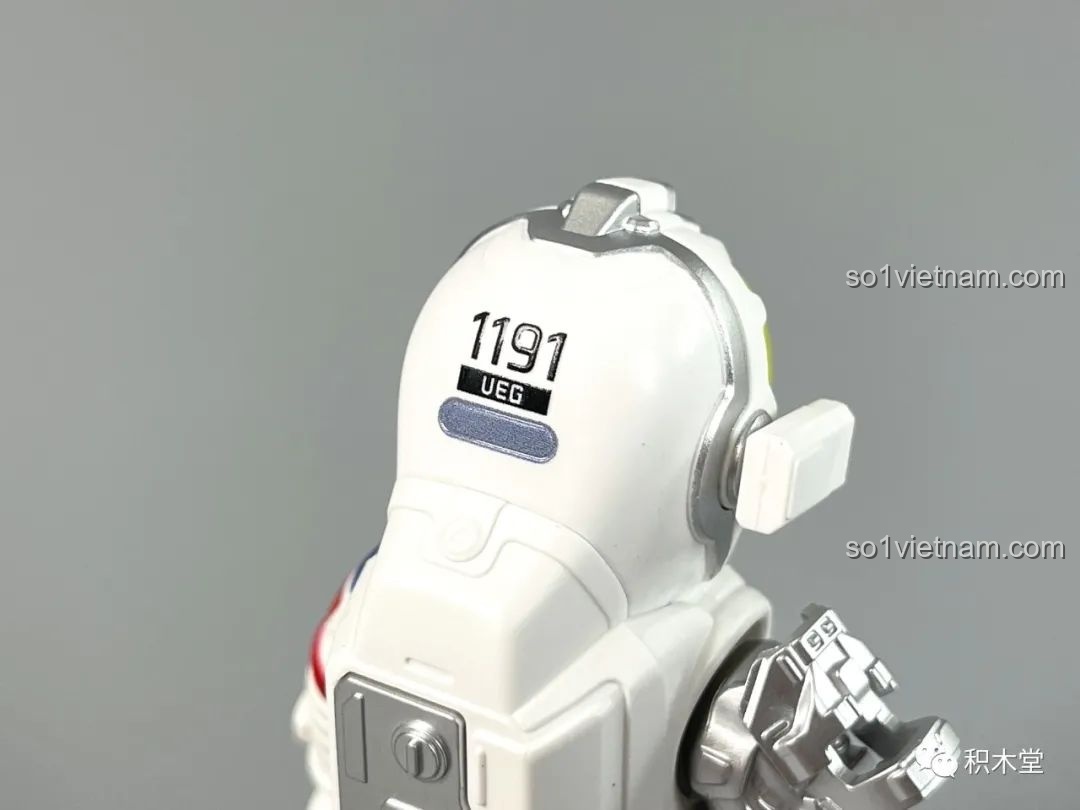 Mô hình MMU với cánh tay robot và phi hành gia đang ngồi từ bộ布鲁可 Lưu Lạc Địa Cầu 2