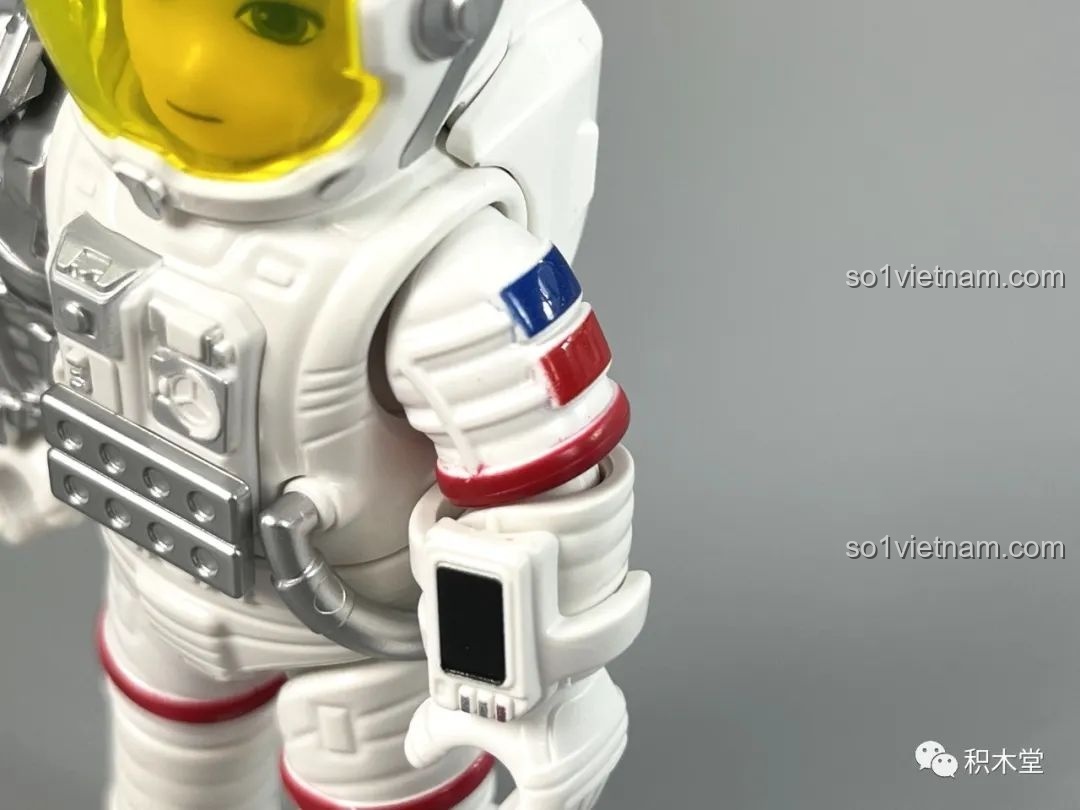 Mô hình MMU với cánh tay robot và phi hành gia từ bộ布鲁可 Lưu Lạc Địa Cầu 2 nhìn từ bên cạnh