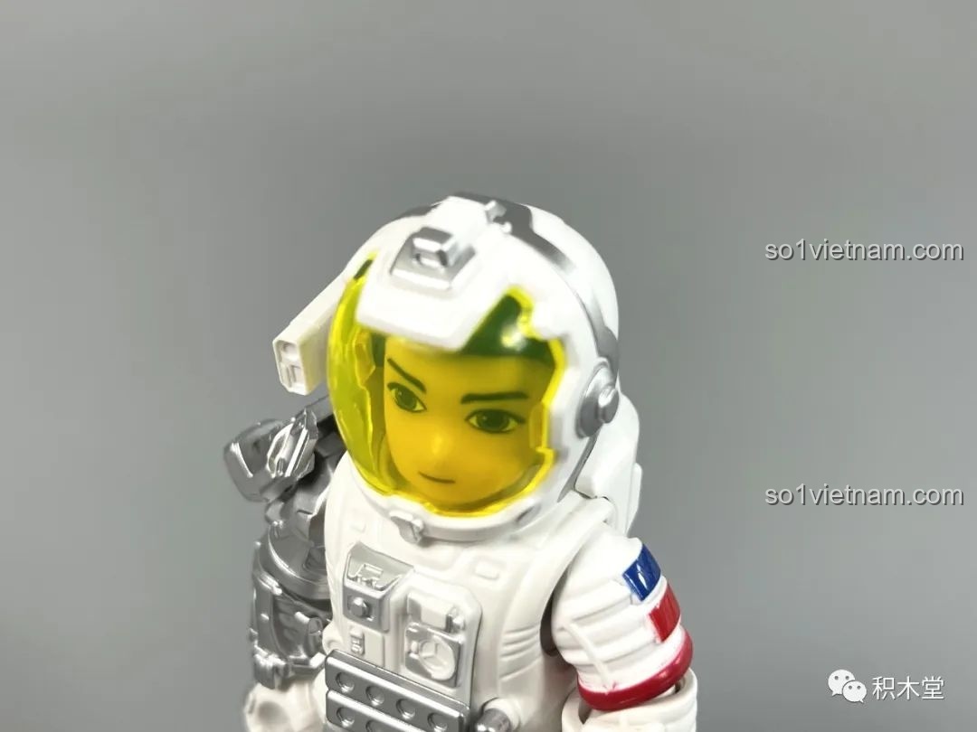Mô hình MMU với cánh tay robot và phi hành gia từ bộ布鲁可 Lưu Lạc Địa Cầu 2 nhìn từ phía sau