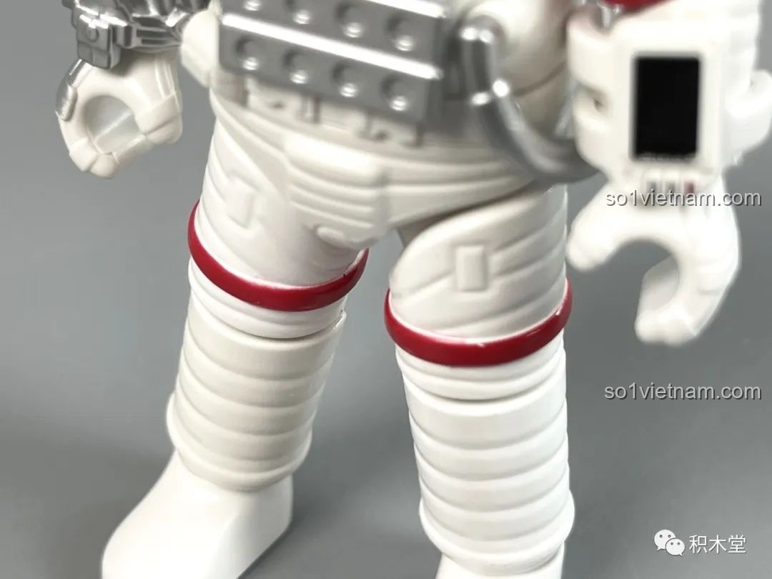 Mô hình MMU với cánh tay robot và phi hành gia từ bộ布鲁可 Lưu Lạc Địa Cầu 2 nhìn từ phía trước