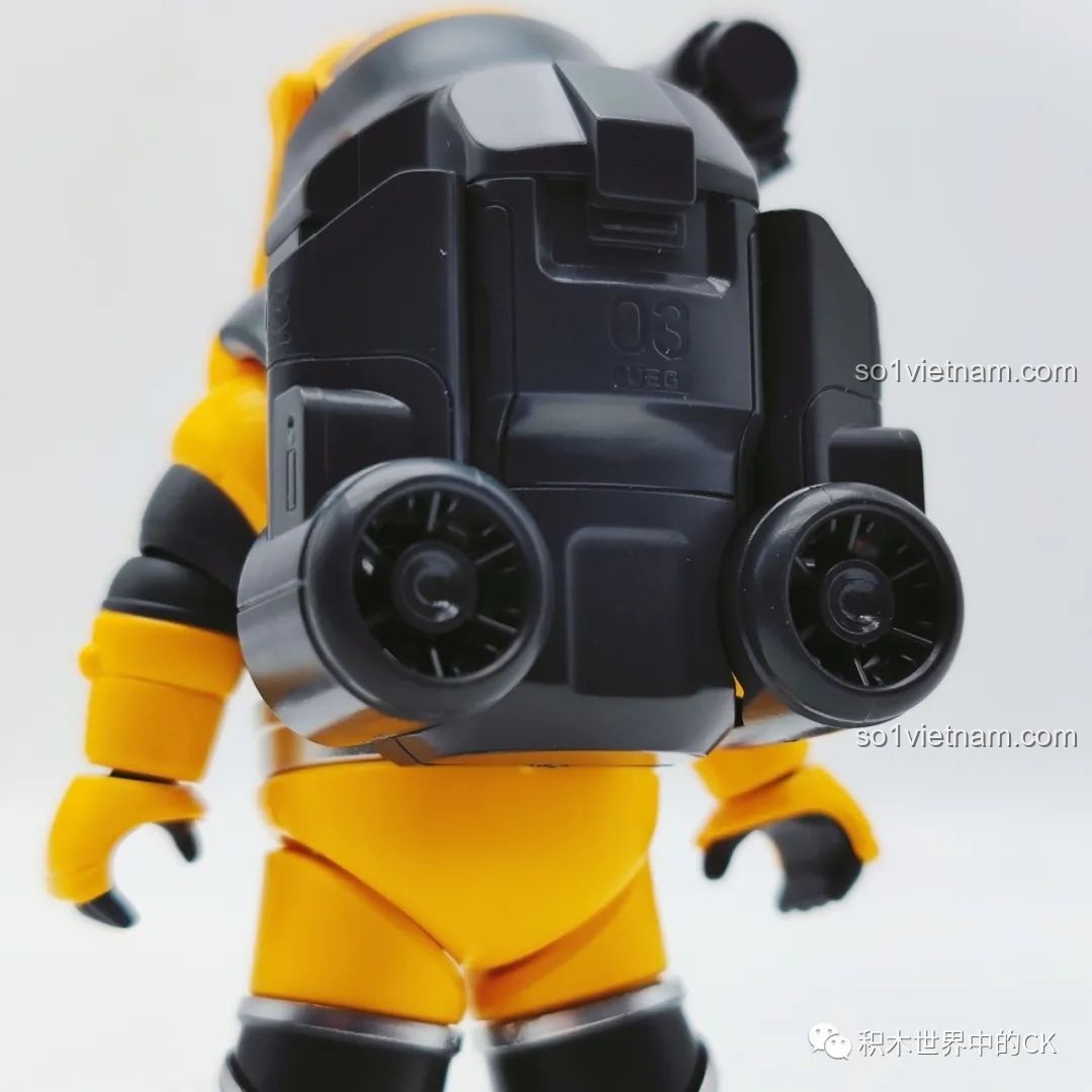 Robot Benben với cánh tay robot ở tư thế khác