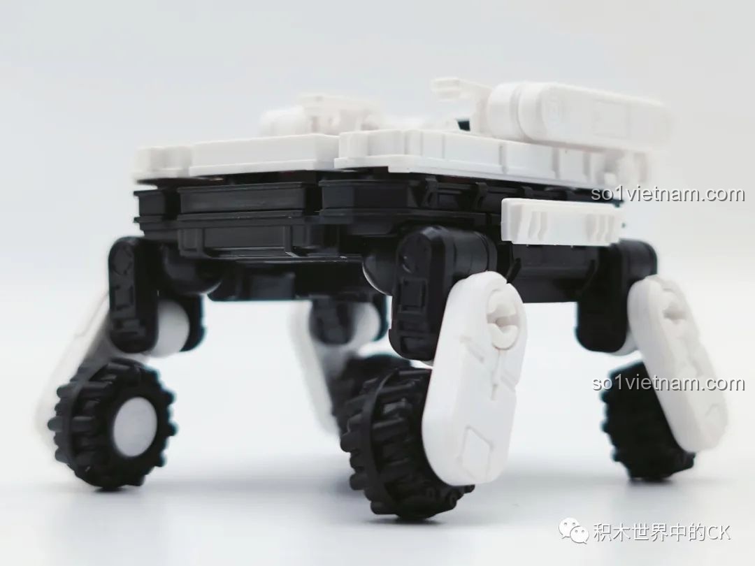 Robot Benben và nhân vật nữ trong bộ lắp ráp Lưu Lạc Địa Cầu 2