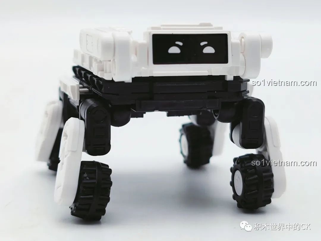 Robot Benben và Stormtrooper trong không gian đầy màu sắc