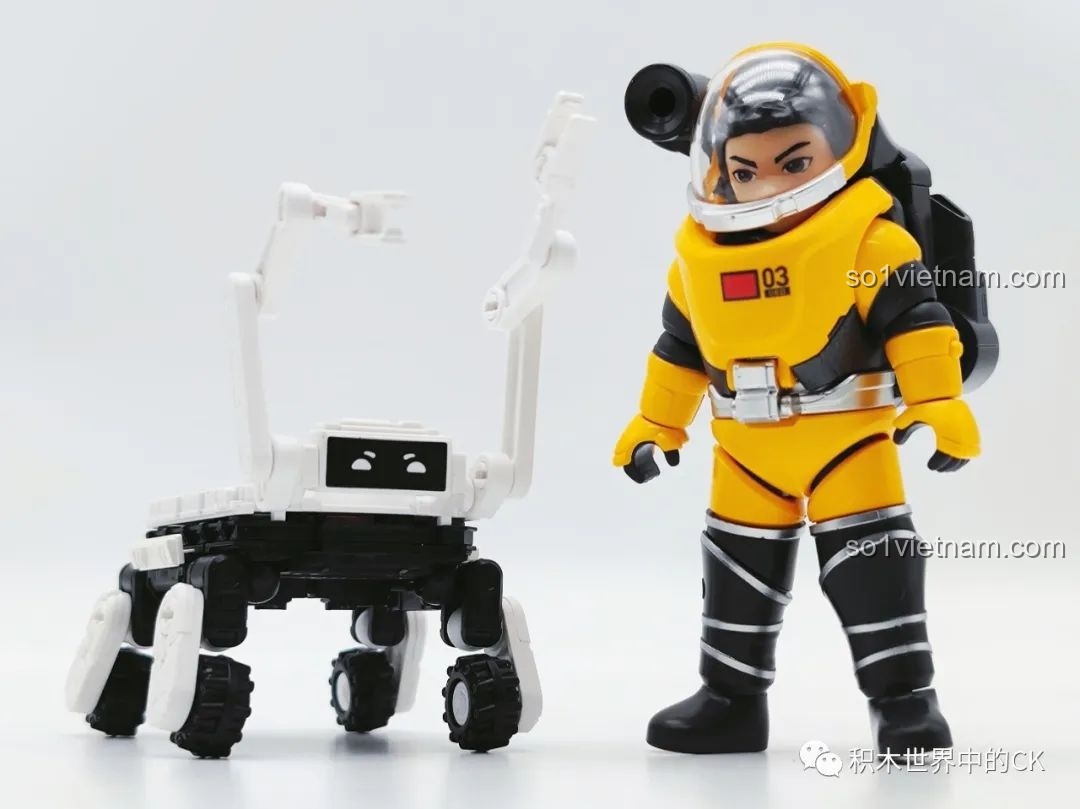 Robot Benben đang giao tiếp với Stormtrooper