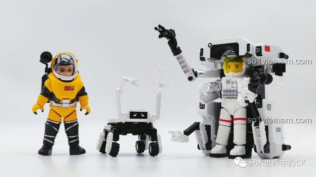 Robot Benben và Stormtrooper bên cạnh bể cá