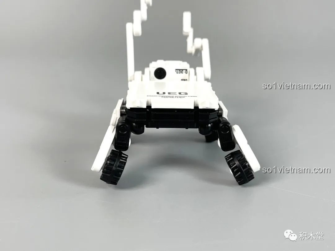 Mô hình phi hành gia với cánh tay cơ khí đặc biệt từ bộ布鲁可 Lưu Lạc Địa Cầu 2