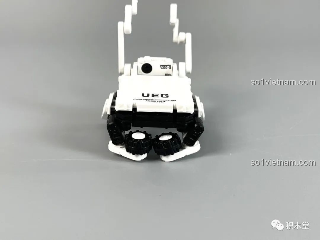 Mô hình phi hành gia với mặt nạ màu vàng từ bộ布鲁可 Lưu Lạc Địa Cầu 2