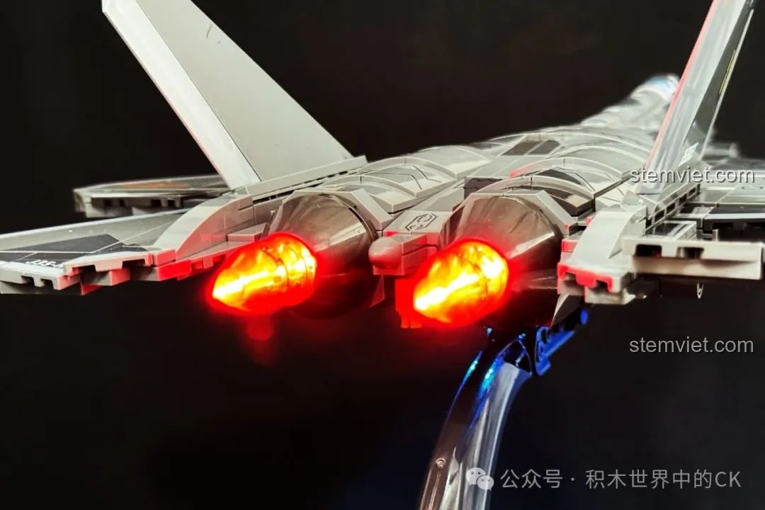 Bộ lắp ráp Máy bay chiến đấu J-35 202255 giá rẻ có đèn LED màu cam đỏ rực sáng ở động cơ.