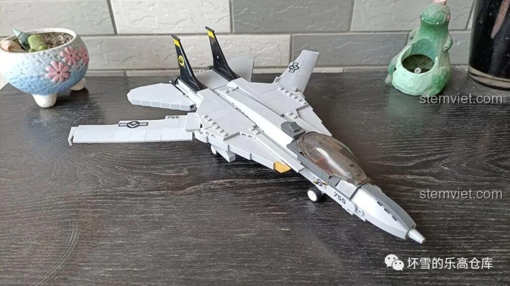 Bộ lắp ráp máy bay chiến đấu F-14 Tomcat Sluban trưng bày trên bàn