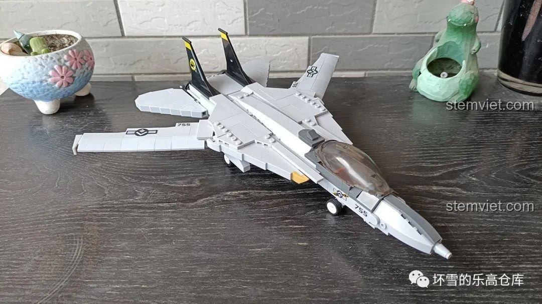 Bộ lắp ráp máy bay chiến đấu F-14 Tomcat Sluban trưng bày trên bàn