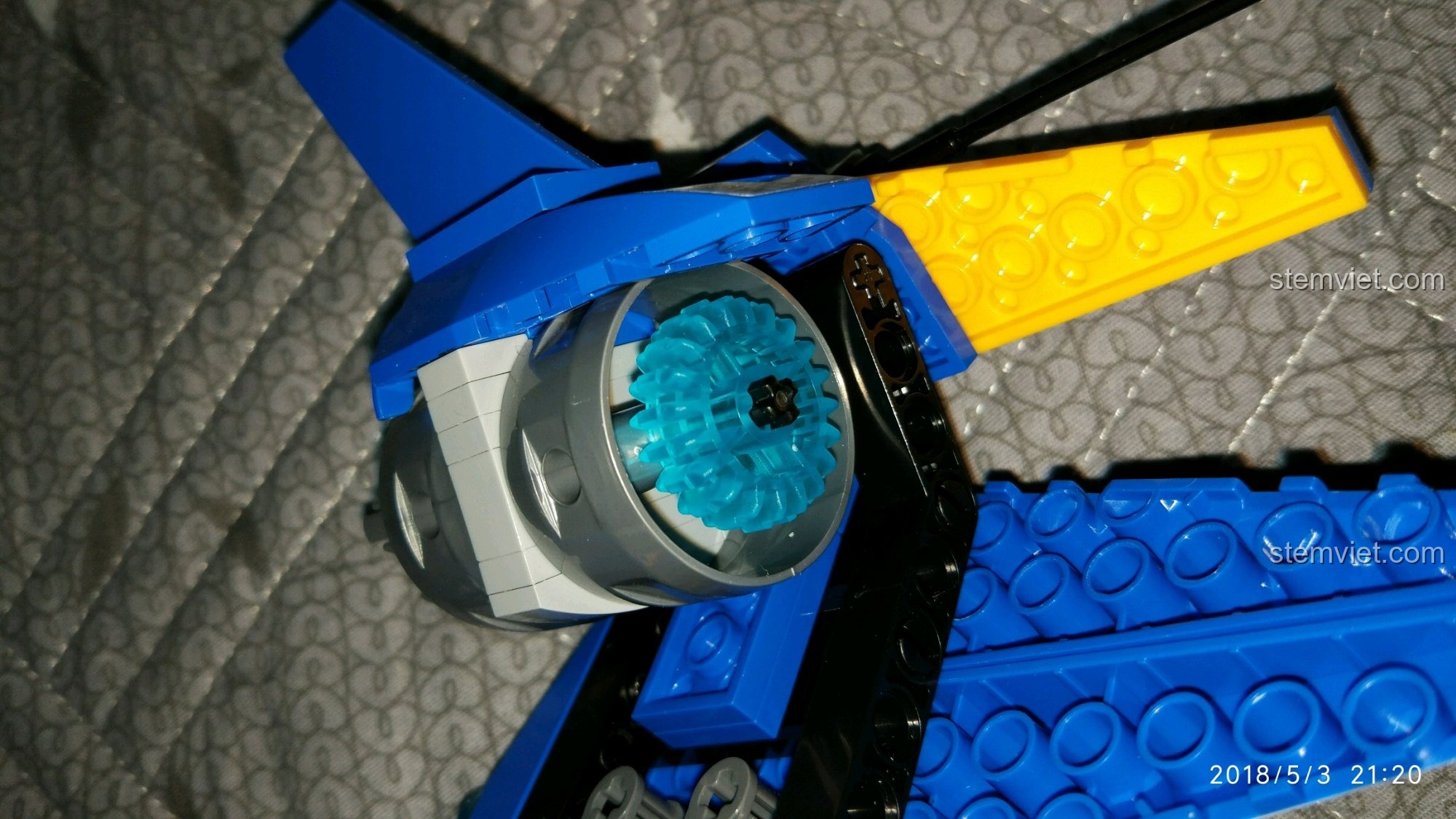 Hai nhân vật minifigure nam của bộ Enlighten 2716, bộ lắp ráp Máy bay quân sự cho trẻ trên 6 tuổi