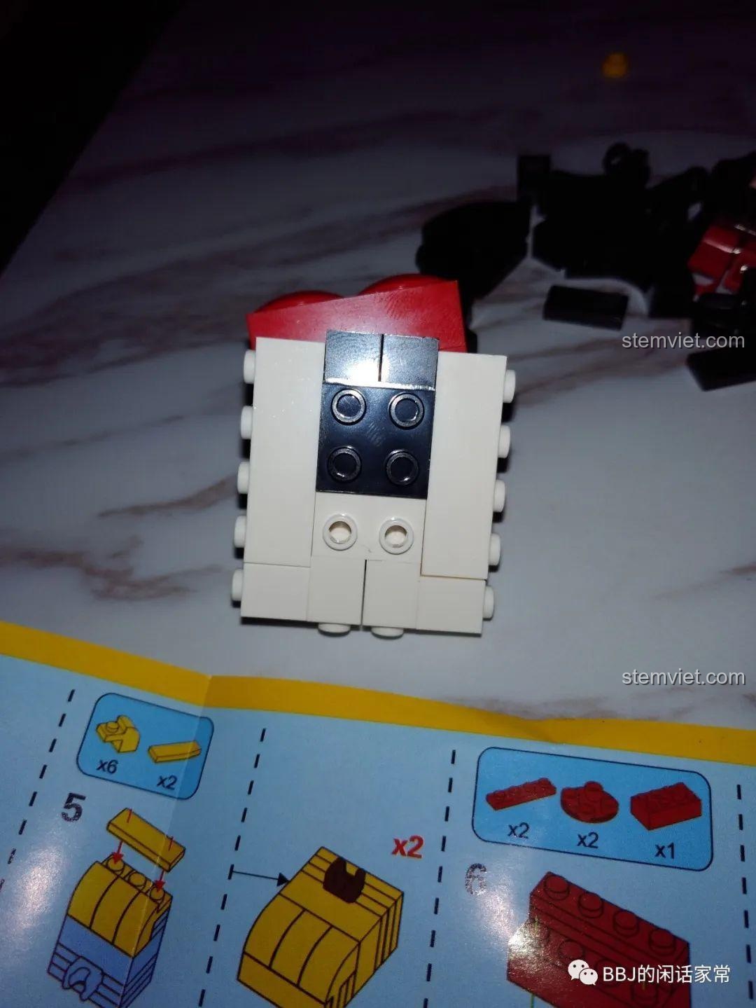 Chi tiết phần thân Mickey Mecha với các mảnh ghép trắng của Tégu Brick 72100