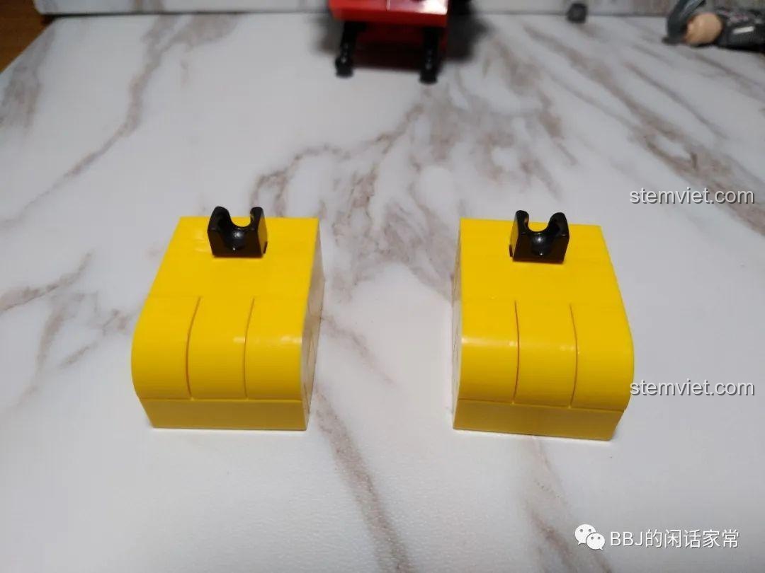 Mickey Mecha đứng vững trên bề mặt phẳng