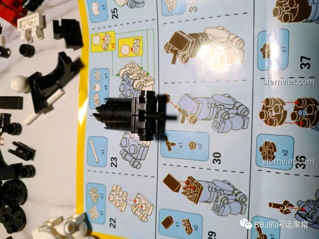 Chi tiết lắp ráp cánh tay Mickey Mecha với các khớp nối của Tégu Brick 72100