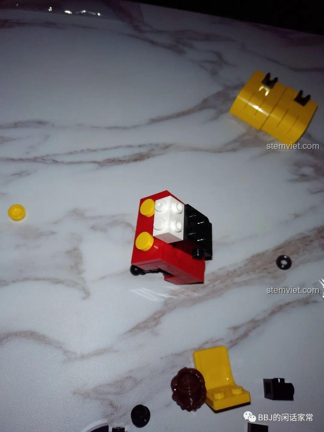 Bắt đầu lắp ráp phần thân Mickey Mecha với các mảnh ghép Tégu Brick