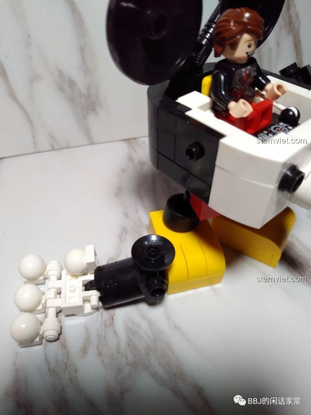 Nhân vật phi công ngồi trong khoang lái Mickey Mecha của Tégu Brick 72100